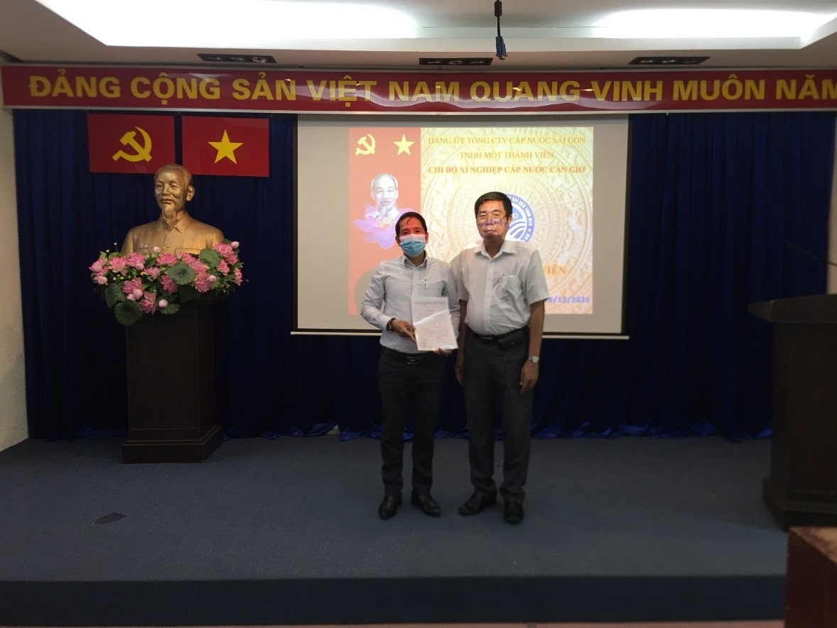 LỄ KẾT NẠP ĐẢNG VIÊN MỚI CỦA CHI BỘ XÍ NGHIỆP CẤP NƯỚC CẦN GIỜ